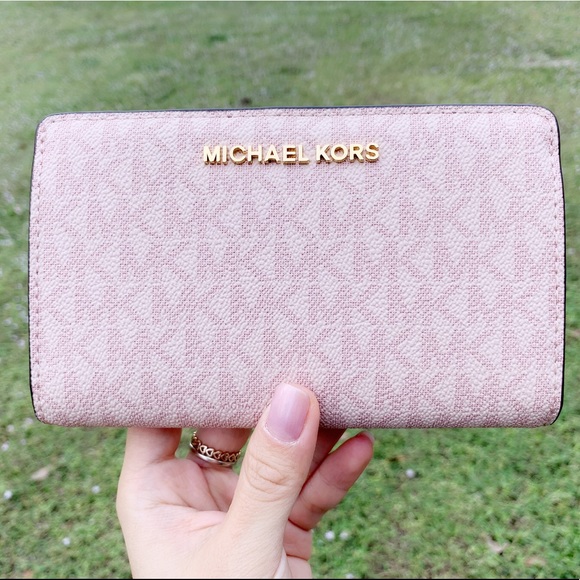 Michael Kors Handbags - Gaby’sBags👜💕-NWT Michel Kors Bifold Wallet